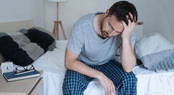 un hombre tiene problemas de próstata