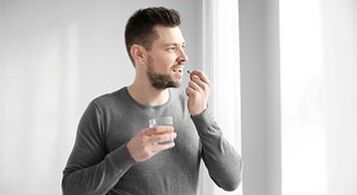 un hombre toma medicamentos para tratar la prostatitis