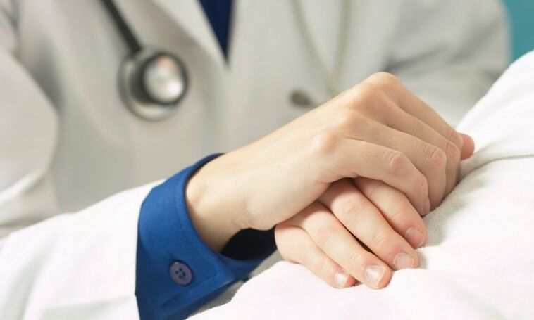 médico apoya a paciente con prostatitis