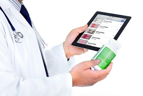 Doctor estudiando una cura para la prostatitis.